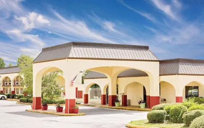 Photo 2 - Days Inn & Suites by Wyndham Starkville