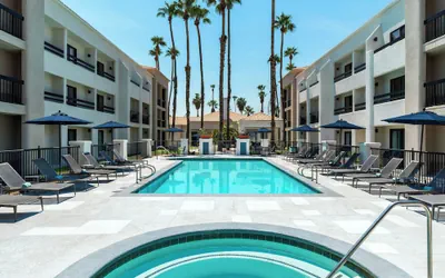 Photo 2 - Courtyard By Marriott Palm Springs