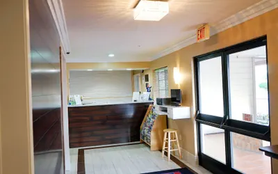 Photo 5 - Howard Johnson by Wyndham Salinas