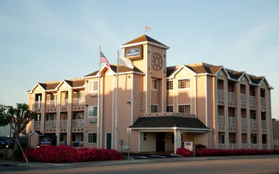 Photo 2 - Howard Johnson by Wyndham Salinas