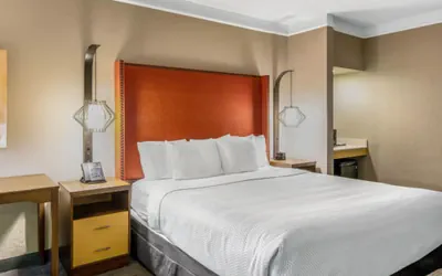 Photo 5 - La Quinta Inn & Suites by Wyndham San Francisco Airport N
