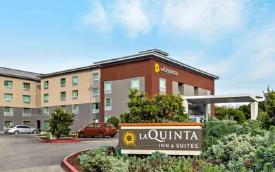 Photo 2 - La Quinta Inn & Suites by Wyndham San Francisco Airport N