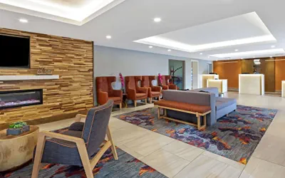 Photo 3 - La Quinta Inn & Suites by Wyndham San Francisco Airport N