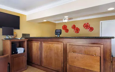 Photo 4 - Best Western Hanford Inn
