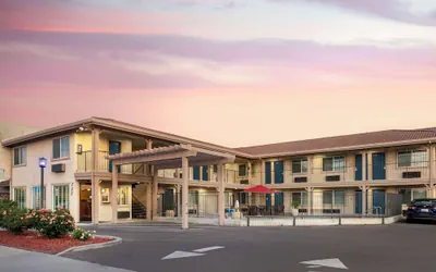 Photo 2 - Best Western Hanford Inn