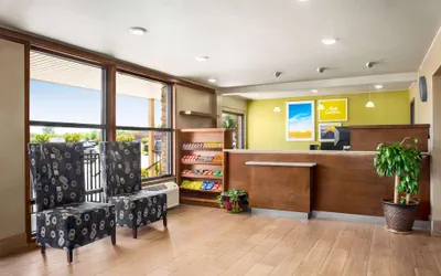 Photo 4 - Days Inn by Wyndham Paris