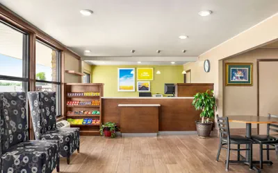 Photo 3 - Days Inn by Wyndham Paris