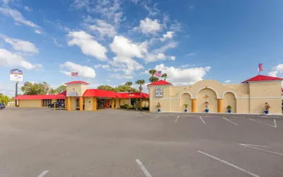 Photo 2 - Howard Johnson by Wyndham Lakeland