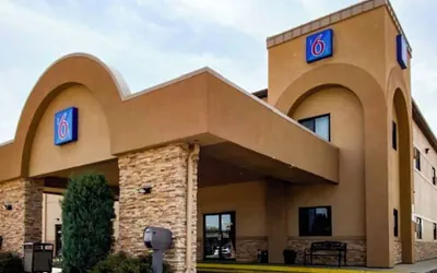 Photo 2 - Motel 6 Minot, ND