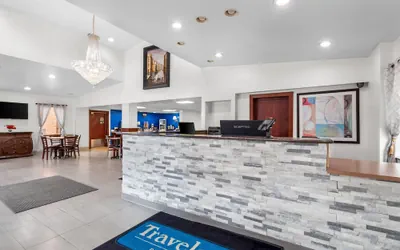 Photo 5 - Travelodge by Wyndham Winchester