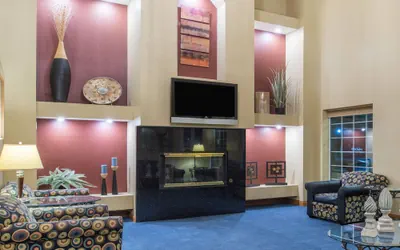 Photo 2 - Ramada by Wyndham Springfield North
