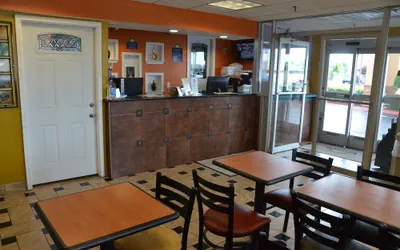 Photo 4 - Days Inn by Wyndham Nashville Airport