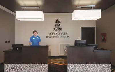 Photo 4 - La Quinta Inn & Suites by Wyndham Lynchburg at Liberty Univ.