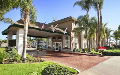 Photo 2 - Ramada by Wyndham Costa Mesa/Newport Beach
