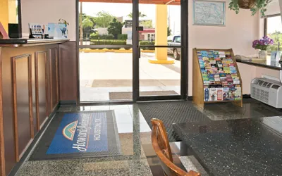 Photo 2 - Howard Johnson by Wyndham Houston Heights/Downtown