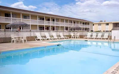 Photo 2 - Mariner Inn and Suites