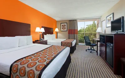 Photo 4 - Howard Johnson by Wyndham Arlington Ballpark / Six Flags