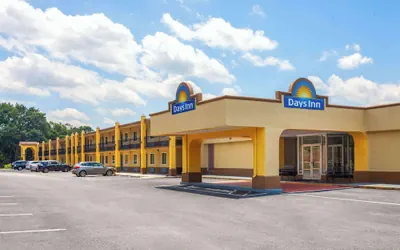 Photo 2 - Days Inn by Wyndham Shelby