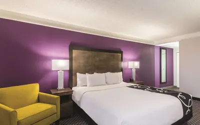 Photo 2 - La Quinta Inn & Suites by Wyndham Cincinnati Sharonville