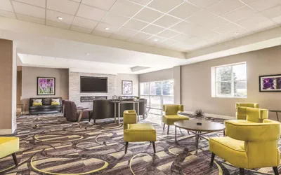 Photo 4 - La Quinta Inn & Suites by Wyndham Cincinnati Sharonville