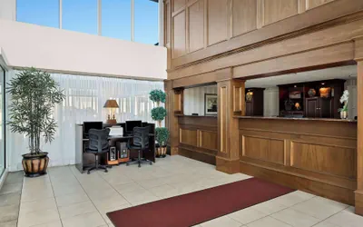 Photo 4 - SureStay Plus Hotel by Best Western Brandywine Valley