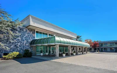 Photo 2 - SureStay Plus Hotel by Best Western Brandywine Valley