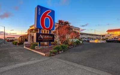 Photo 2 - Motel 6 Fort Bragg, CA