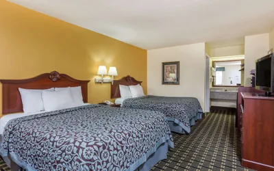 Photo 4 - Days Inn & Suites by Wyndham Warner Robins Near Robins AFB