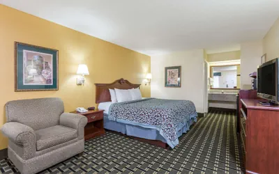Photo 3 - Days Inn & Suites by Wyndham Warner Robins Near Robins AFB