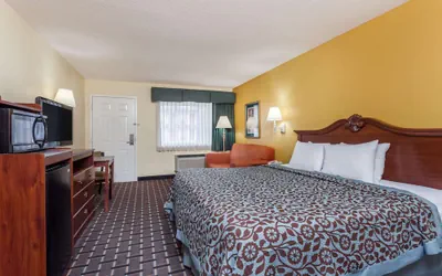 Photo 2 - Days Inn & Suites by Wyndham Warner Robins Near Robins AFB