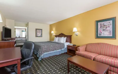 Photo 5 - Days Inn & Suites by Wyndham Warner Robins Near Robins AFB