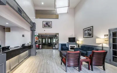 Photo 3 - Quality Suites Burleson - Ft. Worth