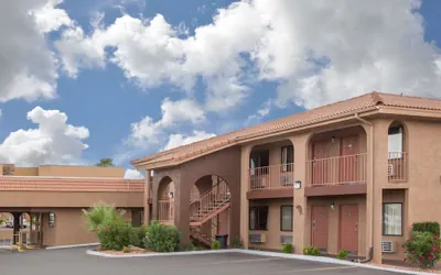 Photo 2 - Howard Johnson Hotel & Suites by Wyndham St. George
