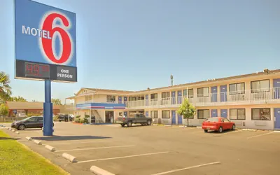 Photo 2 - Motel 6 Fresno, CA - Blackstone North
