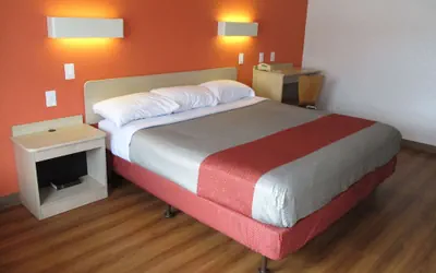 Photo 5 - Travelodge by Wyndham Lansing