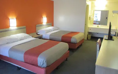 Photo 4 - Travelodge by Wyndham Lansing