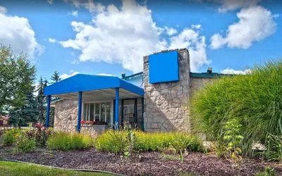 Photo 2 - Travelodge by Wyndham Lansing
