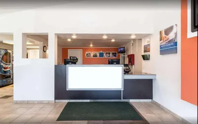 Photo 3 - Travelodge by Wyndham Lansing