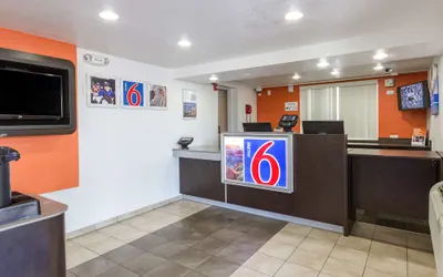 Photo 3 - Motel 6 Tempe, AZ – Phoenix Airport – Priest Dr