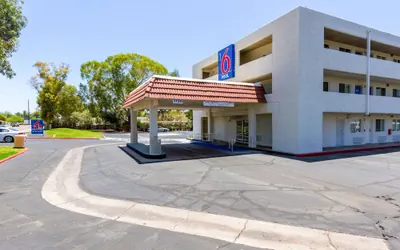 Photo 2 - Motel 6 Tempe, AZ – Phoenix Airport – Priest Dr