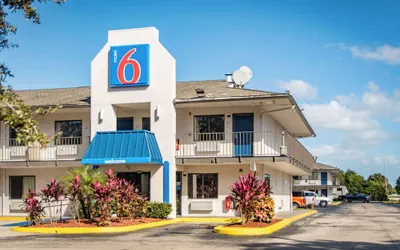 Photo 2 - Motel 6 Ft. Pierce, FL, Fort Pierce