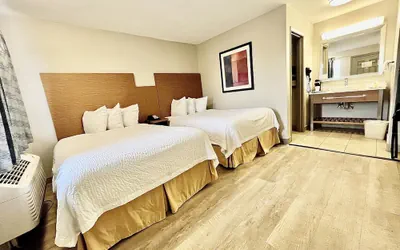 Photo 4 - Days Inn & Suites by Wyndham Arlington Near Six Flags