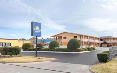 Photo 2 - Days Inn & Suites by Wyndham Arlington Near Six Flags