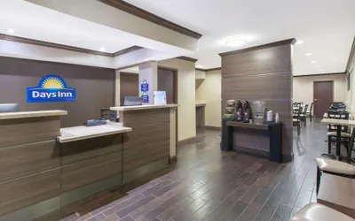 Photo 3 - Days Inn & Suites by Wyndham Arlington Near Six Flags