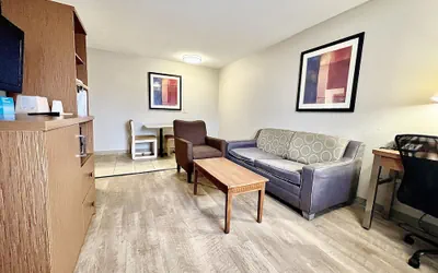 Photo 5 - Days Inn & Suites by Wyndham Arlington Near Six Flags