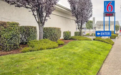 Photo 2 - Motel 6 Coos Bay, OR