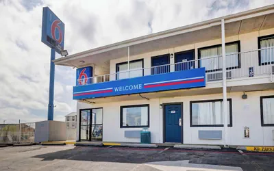 Photo 2 - Motel 6 Denton, TX - UNT