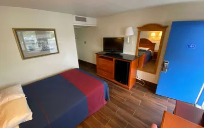 Photo 2 - Travelodge by Wyndham Grand Rapids North