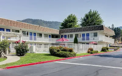 Photo 2 - Motel 6 Grants Pass, OR