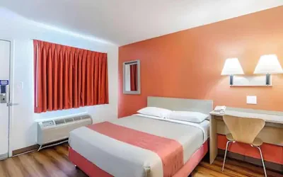 Photo 5 - Motel 6 Modesto CA